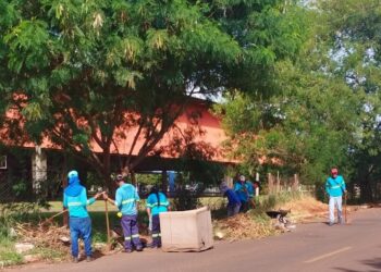 Prefeitura faz a retirada de descarte irregular no Trevo Imbirussu e Moreninhas