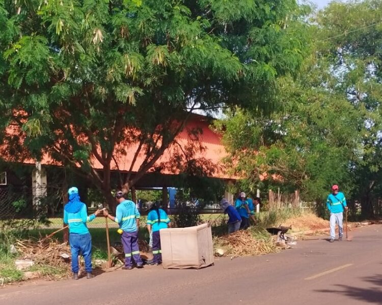 Prefeitura faz a retirada de descarte irregular no Trevo Imbirussu e Moreninhas