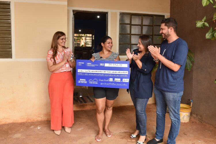 “Hoje eu posso dizer que a casa é minha”, comemora contemplada com quitação de imóvel pela Prefeitura