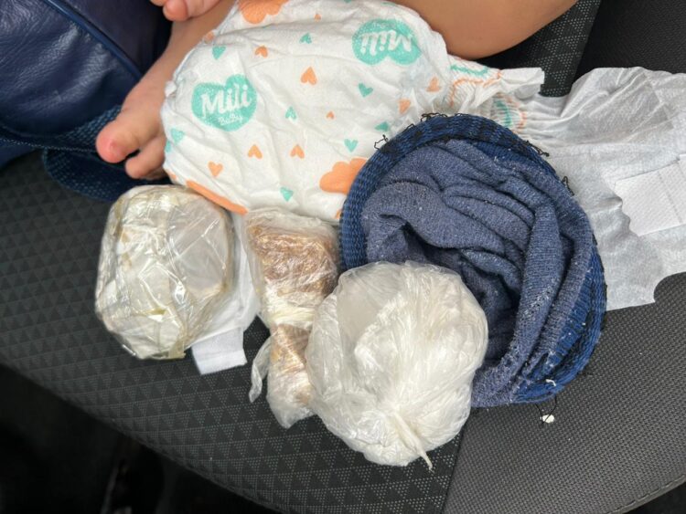 Duas mulheres são presas traficando drogas dentro de frauda de um dos filhos
