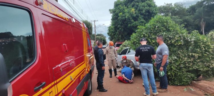 Com drogas, homem foge da polícia e só para ao arrancar árvore com o carro