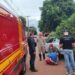 Com drogas, homem foge da polícia e só para ao arrancar árvore com o carro