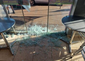 Dois irmãos de 17 e 21 são pegos pela polícia por quebrar fachada de loja com pedra