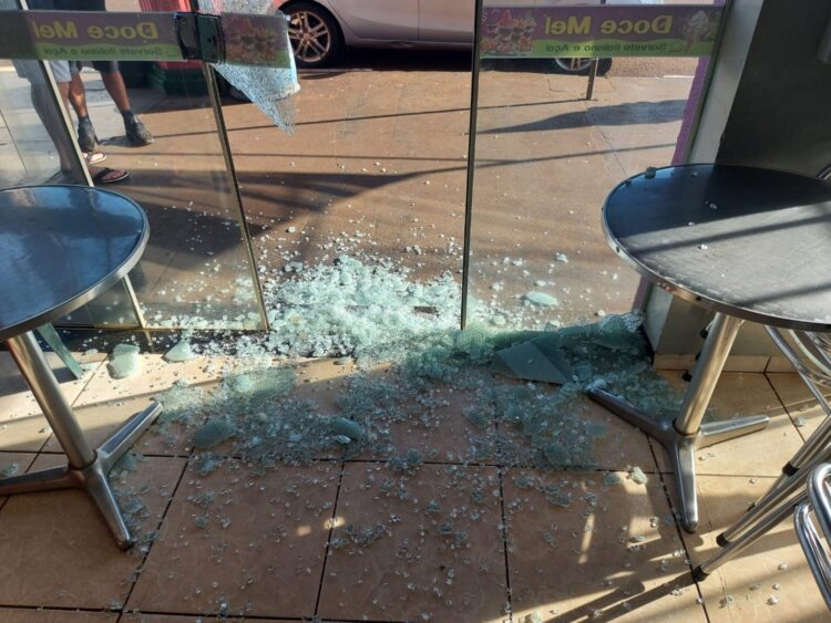 Dois irmãos de 17 e 21 são pegos pela polícia por quebrar fachada de loja com pedra