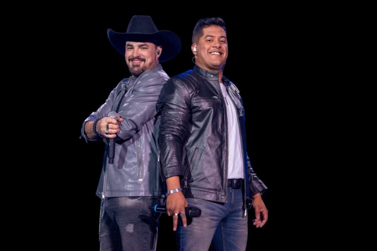 Com mais de 20 artistas, entre eles Victor e Matheus, rádio comemora “niver” neste sábado