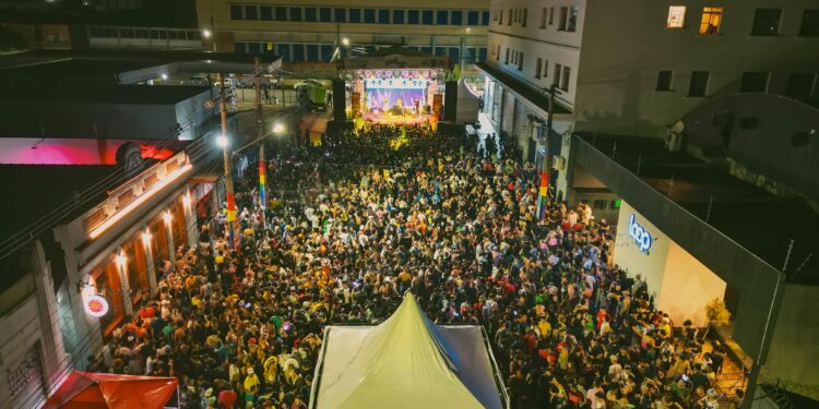 Bloco Farofolia e camarote prometem agitar e colorir a Esplanada neste sábado