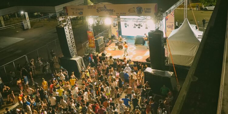 Bloco Farofolia e camarote prometem agitar e colorir a Esplanada neste sábado