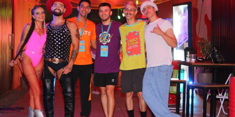 Bloco Farofolia e camarote prometem agitar e colorir a Esplanada neste sábado