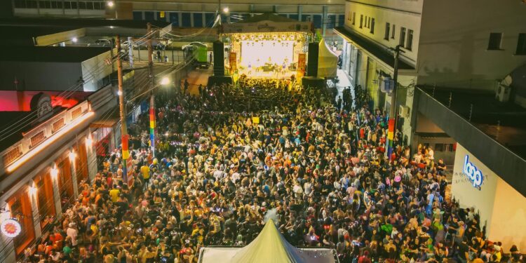 Bloco Farofolia e camarote prometem agitar e colorir a Esplanada neste sábado