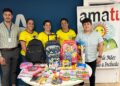 Crianças assistidas por ONG recebem doação de material escolar arrecadado em campanha solidária