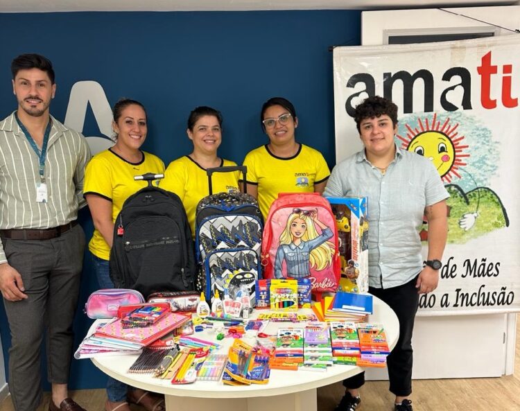 Crianças assistidas por ONG recebem doação de material escolar arrecadado em campanha solidária