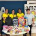 Crianças assistidas por ONG recebem doação de material escolar arrecadado em campanha solidária
