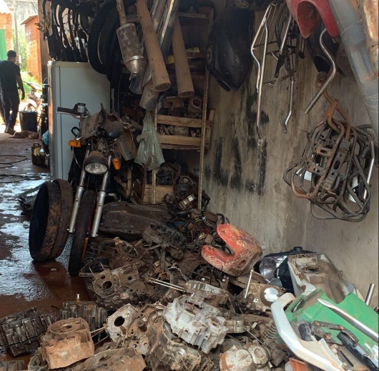 Receptador é preso em oficina no Jardim Colorado com 2 motores de moto furtados