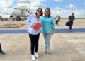 Prefeita recepciona Michelle Bolsonaro no aeroporto e dá Bíblia como presente de boas-vindas