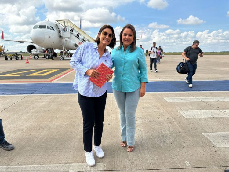 Prefeita recepciona Michelle Bolsonaro no aeroporto e dá Bíblia como presente de boas-vindas