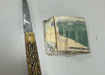 Saindo de restaurante, delegado consegue prender homem que queria matar mulher com canivete