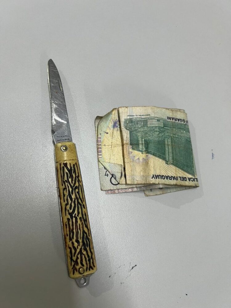 Saindo de restaurante, delegado consegue prender homem que queria matar mulher com canivete