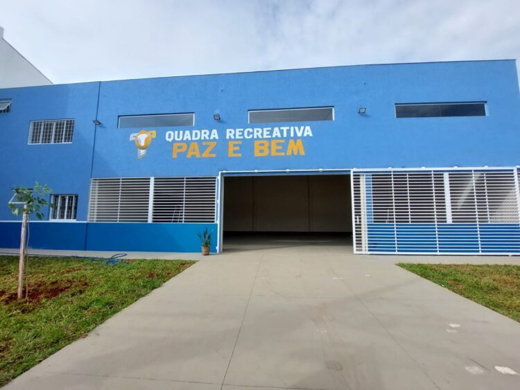 Projeto social mantido pelas Irmãs Franciscanas de São José inaugura quadra recreativa