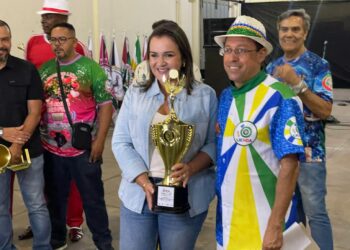 Prefeita sinaliza construção de sambódromo durante premiação de escolas de samba