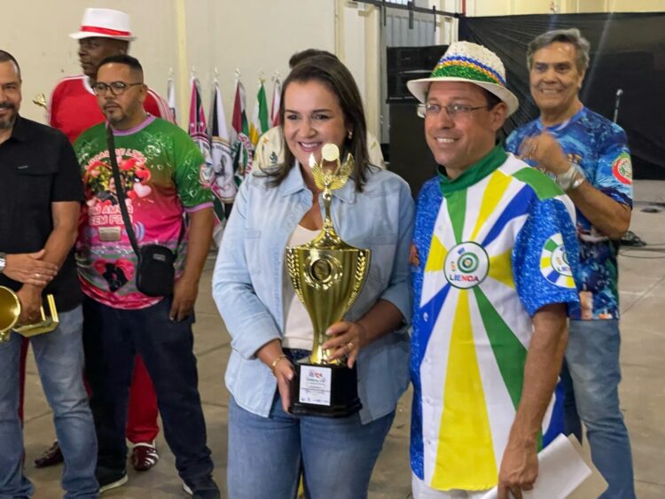 Prefeita sinaliza construção de sambódromo durante premiação de escolas de samba