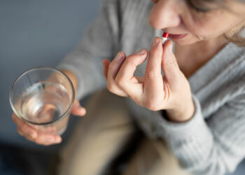 Automedicação no Carnaval: os riscos do uso exagerado dos “Kits Ressaca” durante a folia