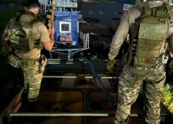 Dois homens são presos pela PF por contrabandear 20 mil litros de combustível