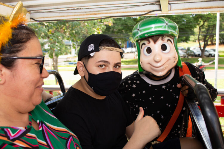 Crianças em tratamento contra o câncer celebram Carnaval com passeio no Busão da Alegria