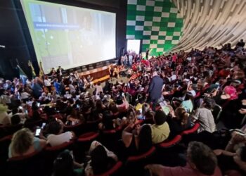 Prova de vestido rosa e pedido de ajuda no Whats: projetos que já ganharam o “Selo Empresa Amiga da Mulher”