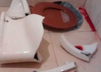 Mulher fica gravemente ferida após vaso sanitário quebrar