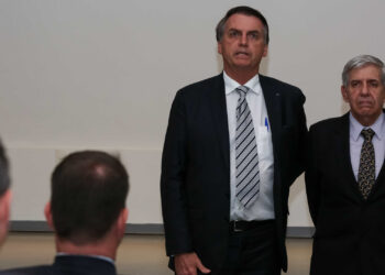 Bolsonaro põe na conta de Heleno espionagem de Lula nas Eleições de 2022