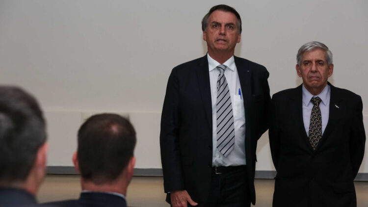 Bolsonaro põe na conta de Heleno espionagem de Lula nas Eleições de 2022