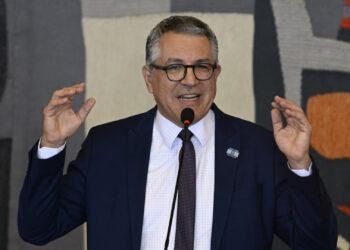 Governo Federal recua, cede ao centrão e aceita cumprir calendário para pagar emendas