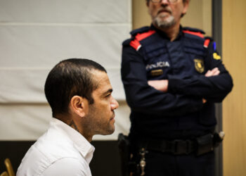 Jogador Daniel Alves é condenado a quatro anos e seis meses de prisão