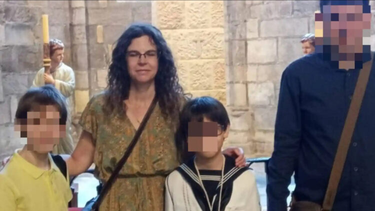 Dois adolescentes matam a mãe adotiva; colegas “totalmente chocados”