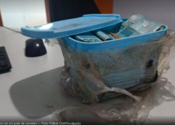 Aposentado acha R$ 60 mil enterrado em quintal e liga para a polícia