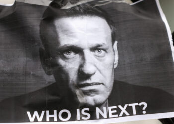 Navalny morreu com um “murro no coração” após horas ao frio, diz jornal