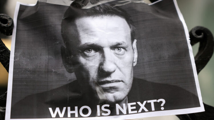 Navalny morreu com um “murro no coração” após horas ao frio, diz jornal
