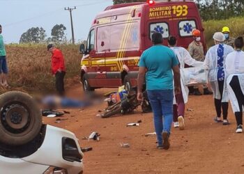 Motociclista colide com carro, perde a perna e morre antes da chegada do socorro