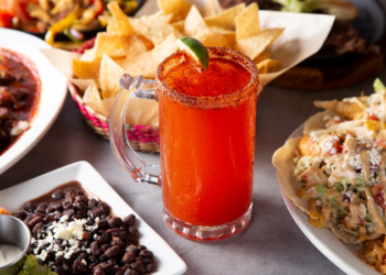 Aprenda a fazer o drink Michelada que leva cerveja, molho inglês e de pimenta