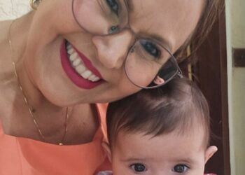 Para homenagear a neta recém-chegada, escritora cria um mundo literário encantado e mágico