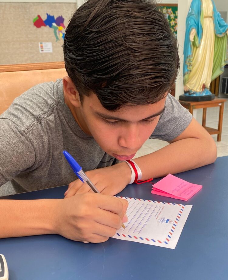 Criada por padre, ‘Adoção à Distância’, da Cidade Dom Bosco, já atendeu 2,5 mil crianças, em Corumbá