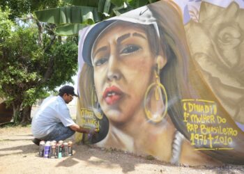 Graffiteiros pintam muro de 120m² na Av. Costa e Silva com Av. Fábio Zahran