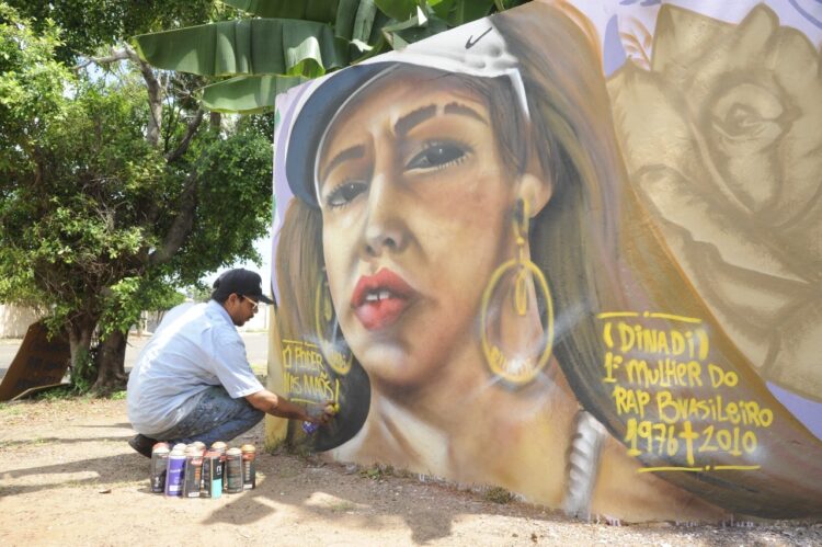 Graffiteiros pintam muro de 120m² na Av. Costa e Silva com Av. Fábio Zahran