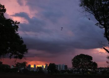 Avanço de frente fria combina sol e probabilidade de chuvas nesta quinta-feira