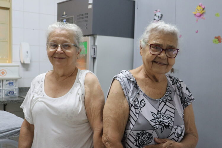 Idosos dão exemplo e garantem proteção no primeiro dia da campanha de vacinação contra a Gripe