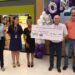 Iniciativa que arrecada troco entre clientes entrega mais de R$22 mil a hospital