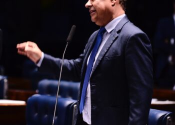 Senador propõe suspensão de salário para servidores investigados por violência doméstica