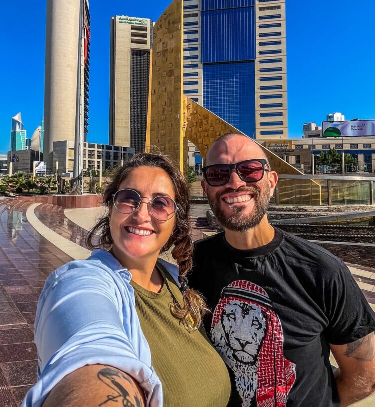 Sul-mato-grossense e esposa lançam livro sobre viagem de quase 15 meses por África e Oriente Médio