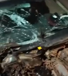 Carro colide em poste na Avenida Gunter Hans e mulher fica presa às ferragens