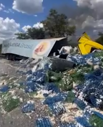 Casal e criança de 5 anos morrem em colisão entre Hilux e caminhão, os veículos pegaram fogo